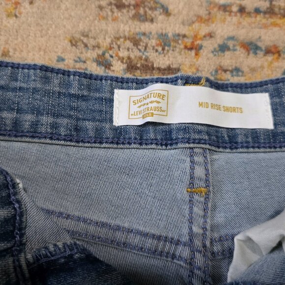 Signature Levi's Strauss  mid-rise shorts - Picture 3 of 4